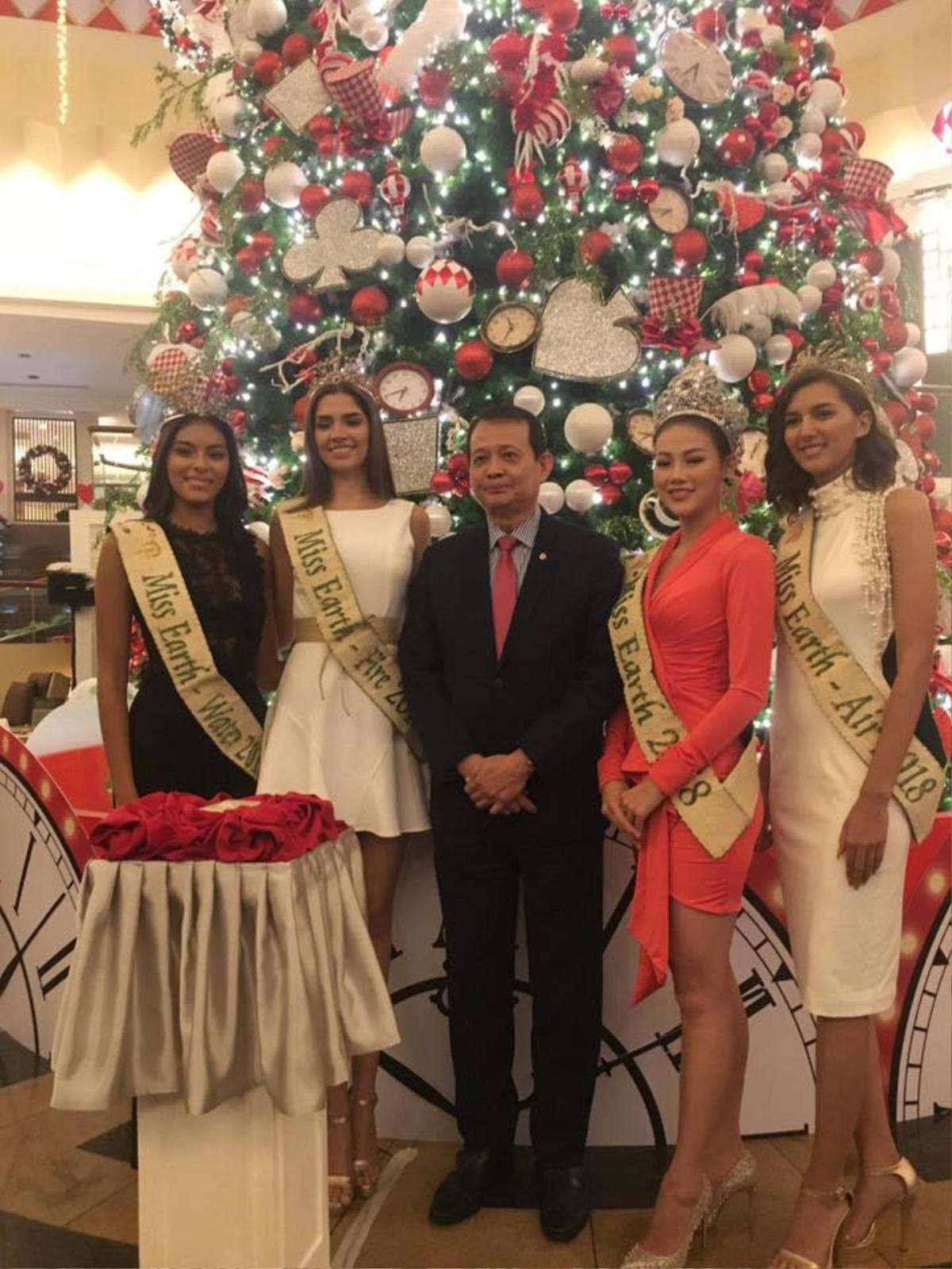 Phương Khánh thân thiết cùng 'hội chị em' Miss Earth, 'rủ rê' nhau đón Giáng Sinh sớm tại trời Tây Ảnh 7