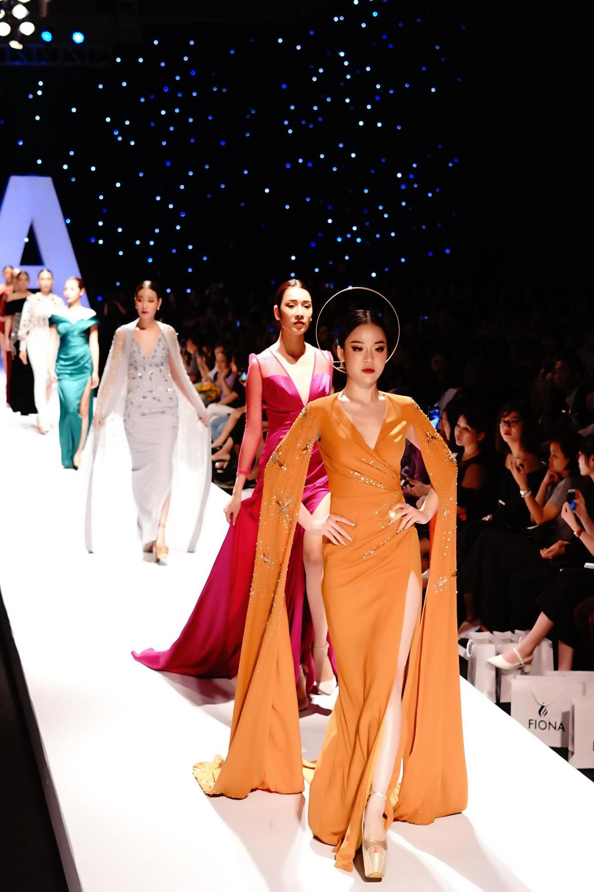 Hoàng Hải Thu hóa ‘nữ thần mặt trời’ làm vedette quyến rũ trên sàn catwalk Ảnh 4