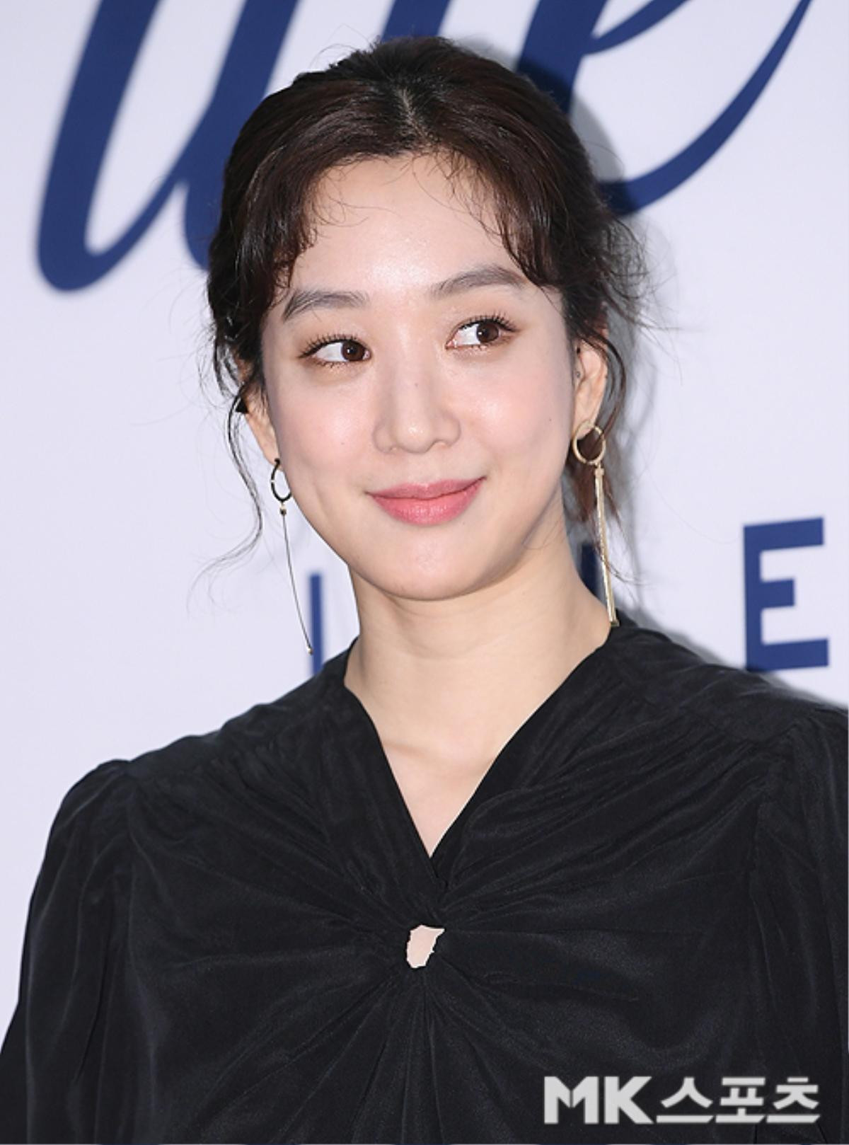 Kim Go Eun, Jung Ryeo Won và loạt idol trẻ phải 'lép vế' trước nhan sắc Lee Young Ae ở tuổi 47 Ảnh 19