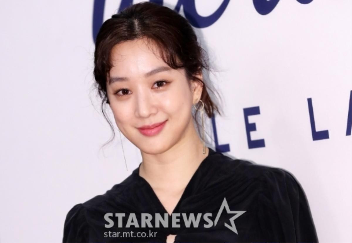 Kim Go Eun, Jung Ryeo Won và loạt idol trẻ phải 'lép vế' trước nhan sắc Lee Young Ae ở tuổi 47 Ảnh 18