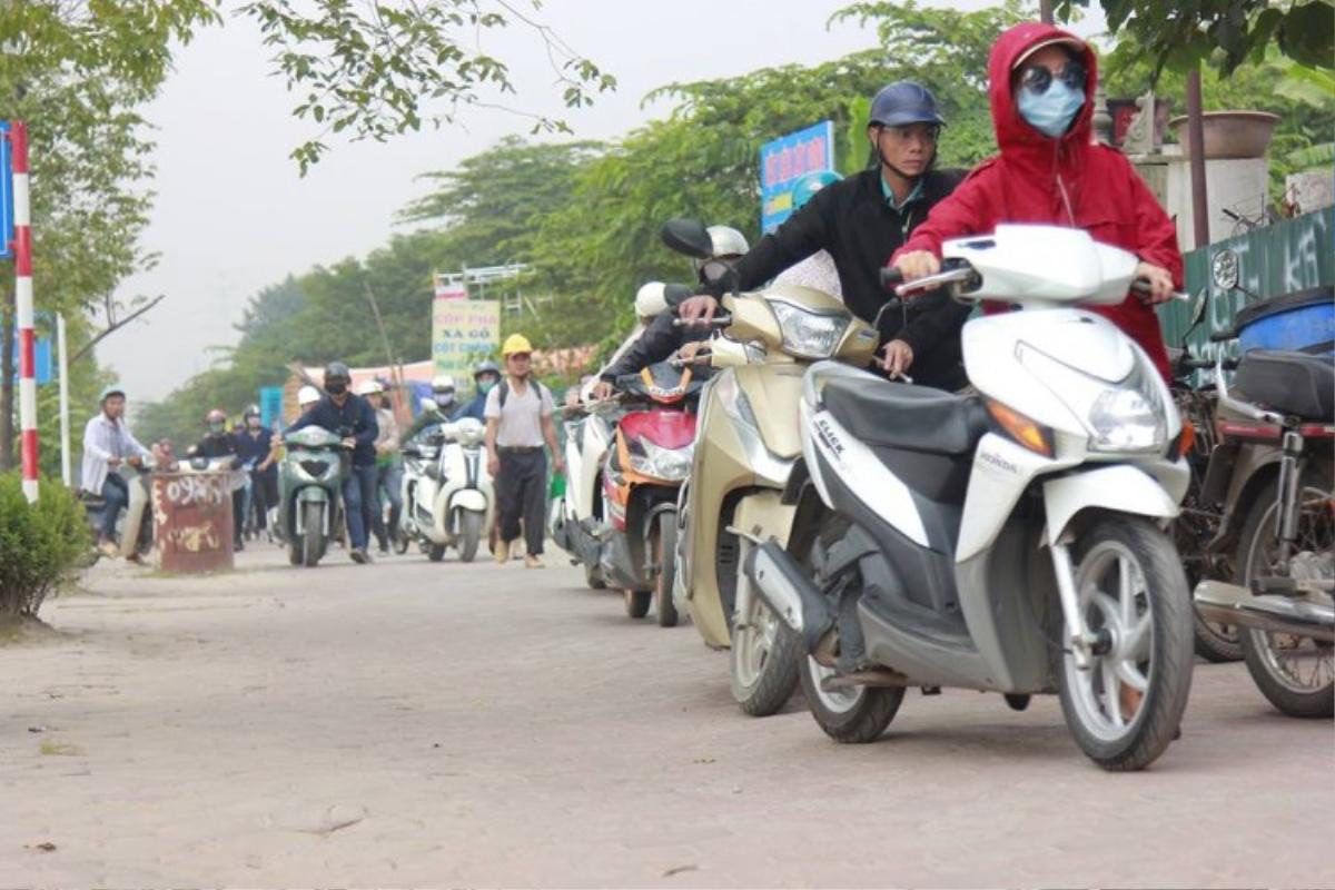 Đoàn hàng trăm người nối đuôi dắt xe đi ngược chiều qua mặt CSGT: Đề xuất lập rào chắn thấp trên vỉa hè để ngăn chặn Ảnh 3