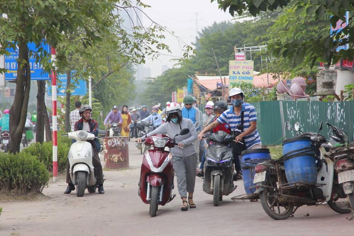 Đoàn hàng trăm người nối đuôi dắt xe đi ngược chiều qua mặt CSGT: Đề xuất lập rào chắn thấp trên vỉa hè để ngăn chặn Ảnh 4