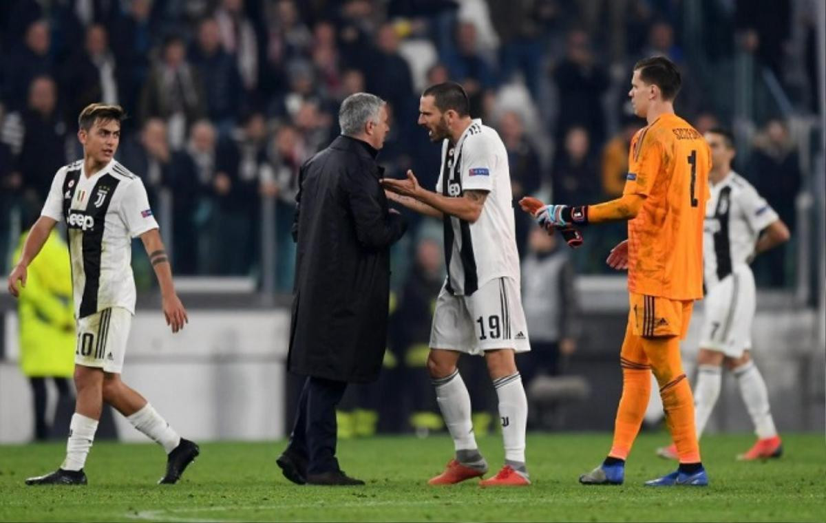 Ăn mừng khiêu khích CĐV Juventus, Mourinho suýt bị Bonucci lao vào tẩn nhau Ảnh 2