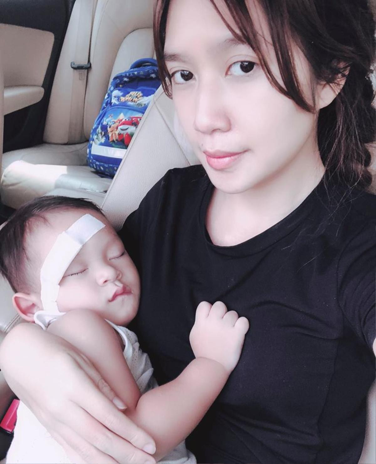 Con bị ngã rách đầu, bà xã Lý Hải xót con vô cùng, nhưng ơ kìa, sao vết thương lại biết chạy thế kia? Ảnh 3