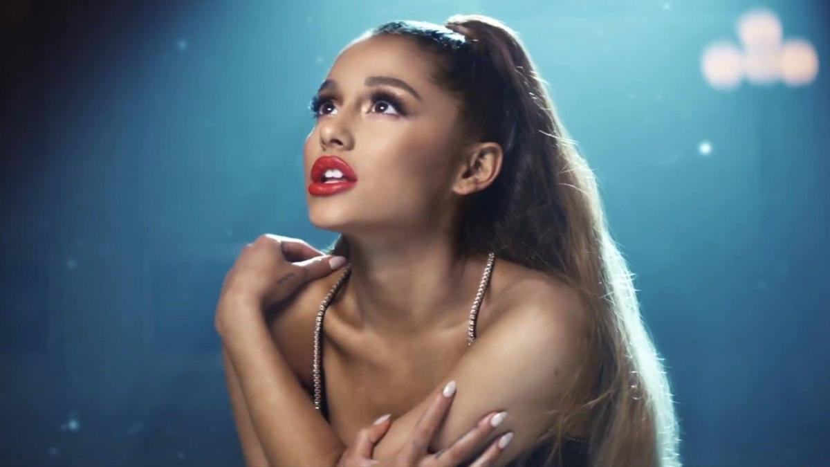 Những ai từng chê Ariana Grande hết ý tưởng làm MV thì vào hết đây: Cô ấy có quà gửi đến bạn! Ảnh 1