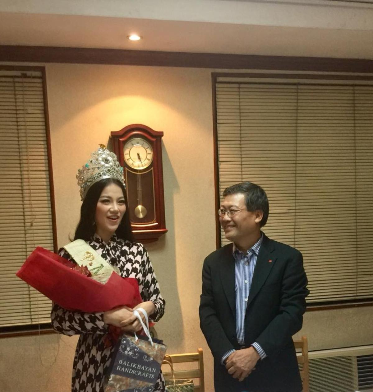 Miss Earth Phương Khánh váy ngắn trẻ trung diện kiến Đại sứ quán Việt Nam tại Philippines Ảnh 2