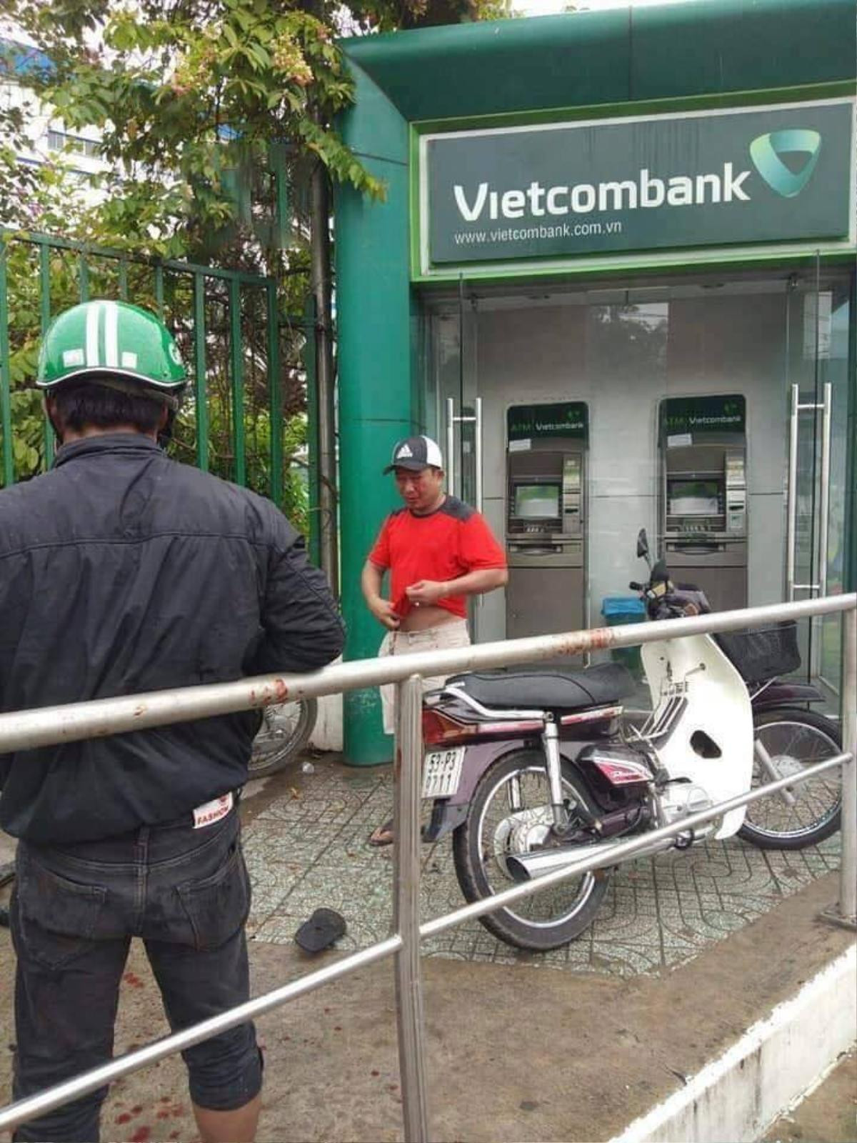 Rút tiền trong trụ ATM ở Sài Gòn, người đàn ông bị cướp trát ớt vào mắt để cướp tài sản Ảnh 1