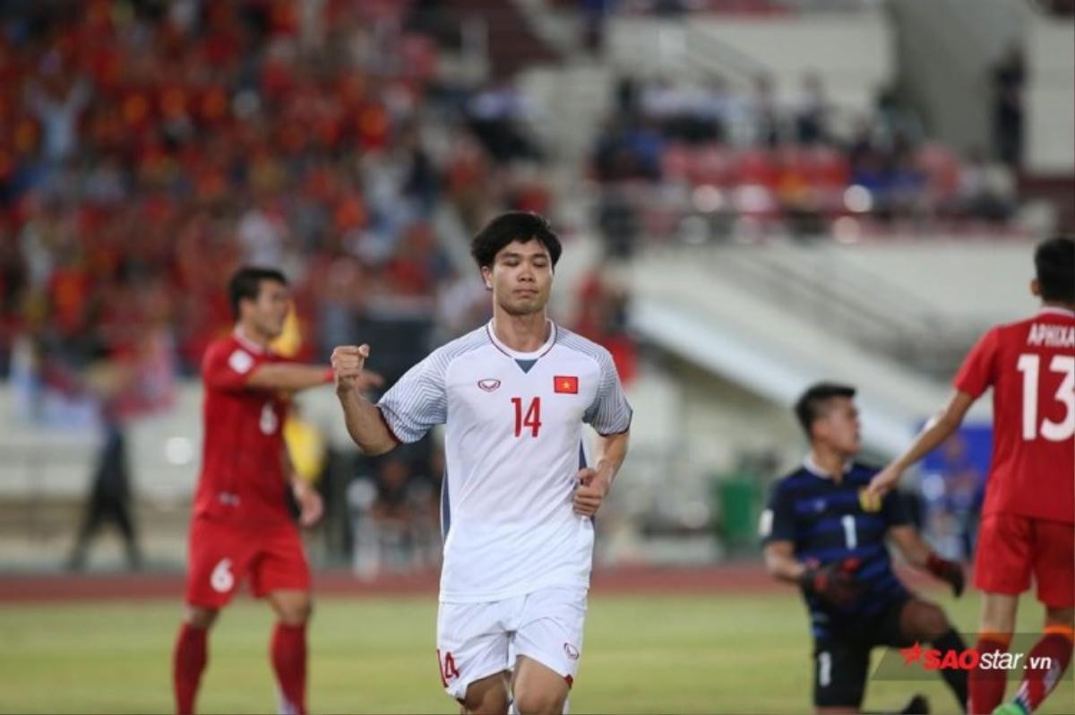 Khán giả 'than trời' vì camera không theo kịp bóng trong trận Việt Nam - Lào tại AFF Cup 2018 Ảnh 1