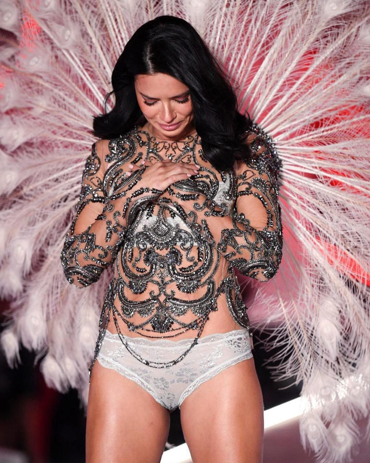 Victoria's Secret Fashion Show 2018: Chị đại Adriana Lima bật khóc trong show chia tay Ảnh 3