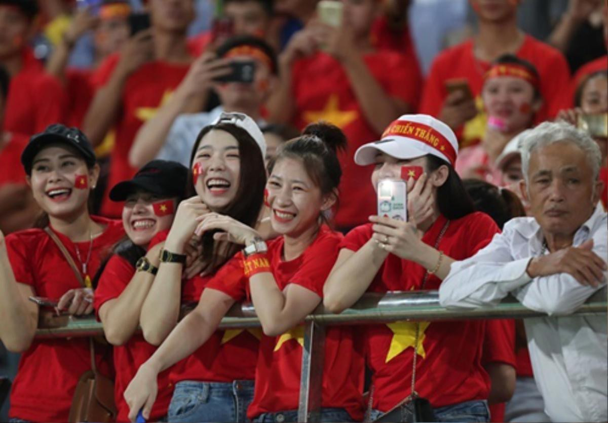 Báo châu Á choáng với CĐV Việt Nam ở trận mở màn tại AFF Cup 2018 Ảnh 6