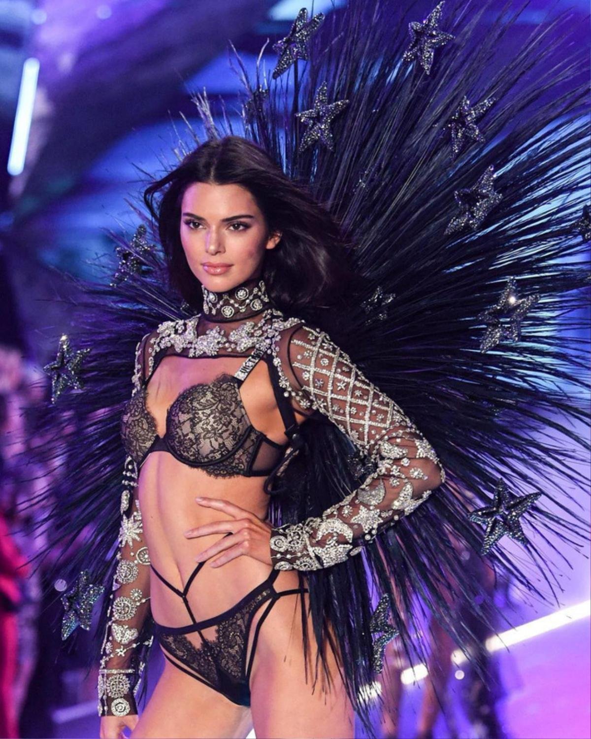 Trầm trồ trước những kiệt tác lộng lẫy trong 7 BST của Victoria's Secret Fashion Show 2018 Ảnh 15