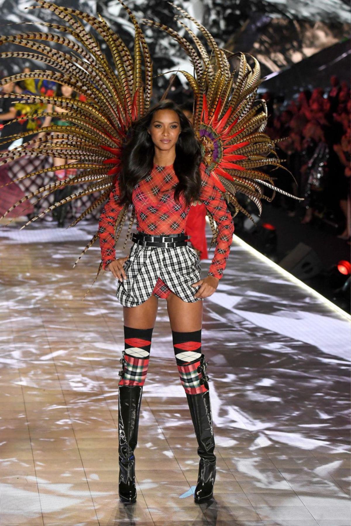 Trầm trồ trước những kiệt tác lộng lẫy trong 7 BST của Victoria's Secret Fashion Show 2018 Ảnh 23