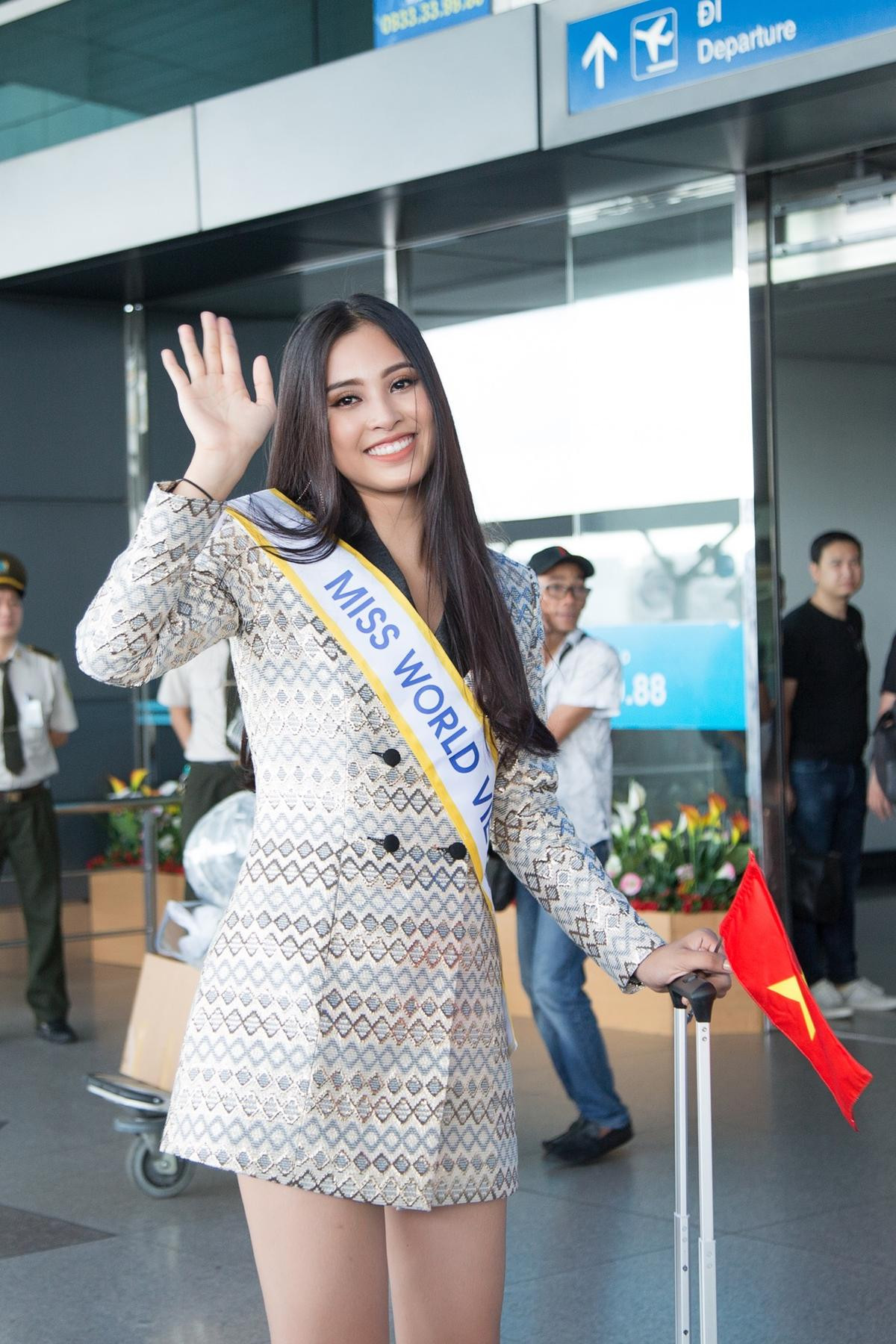 Cả mẹ lẫn cô giáo, bạn học tiễn Trần Tiểu Vy lên đường thi Miss World: 'Chúc Vy may mắn!' Ảnh 1