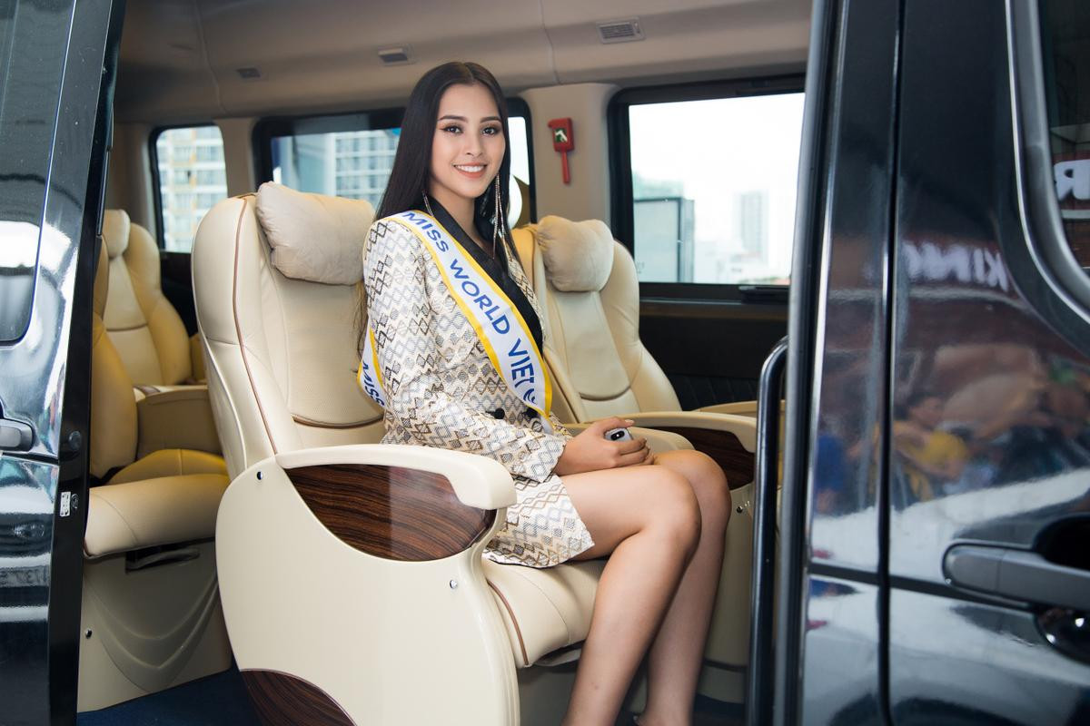 Cả mẹ lẫn cô giáo, bạn học tiễn Trần Tiểu Vy lên đường thi Miss World: 'Chúc Vy may mắn!' Ảnh 2