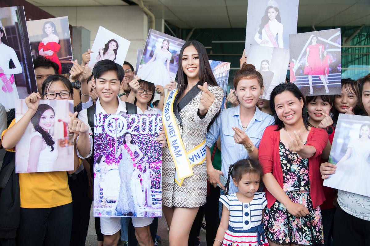 Cả mẹ lẫn cô giáo, bạn học tiễn Trần Tiểu Vy lên đường thi Miss World: 'Chúc Vy may mắn!' Ảnh 7