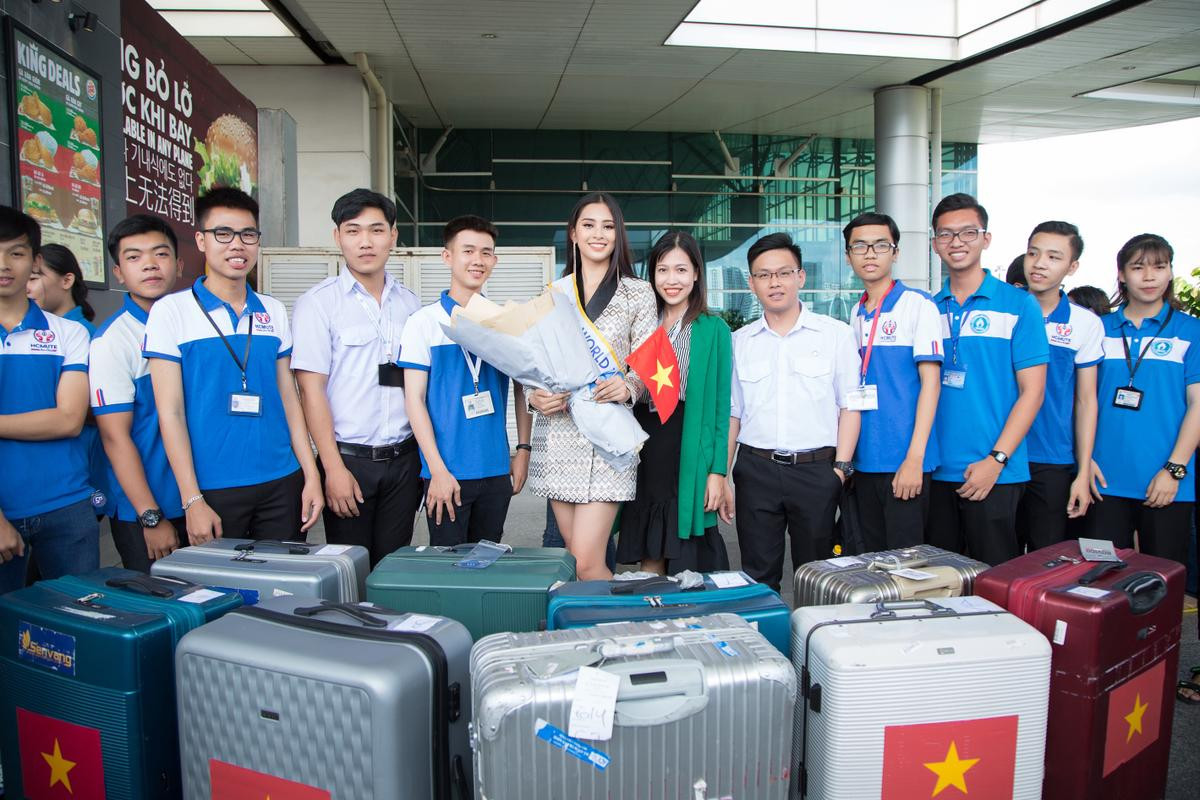 Cả mẹ lẫn cô giáo, bạn học tiễn Trần Tiểu Vy lên đường thi Miss World: 'Chúc Vy may mắn!' Ảnh 6