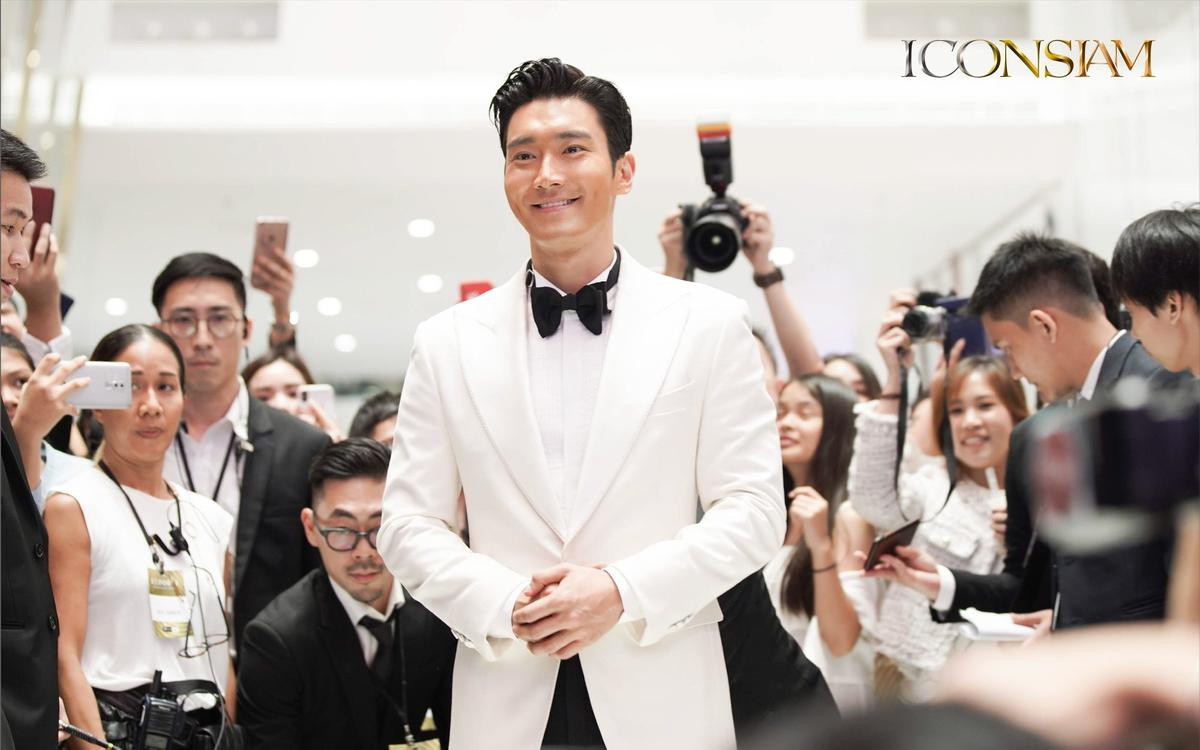 Kim Dong Joon - Choi Siwon trò chuyện thân thiết với Vương Hạc Đệ, loạt sao Thái cùng diễn viên 'Tình cờ yêu' tỏa sáng tại sự kiện Ảnh 2