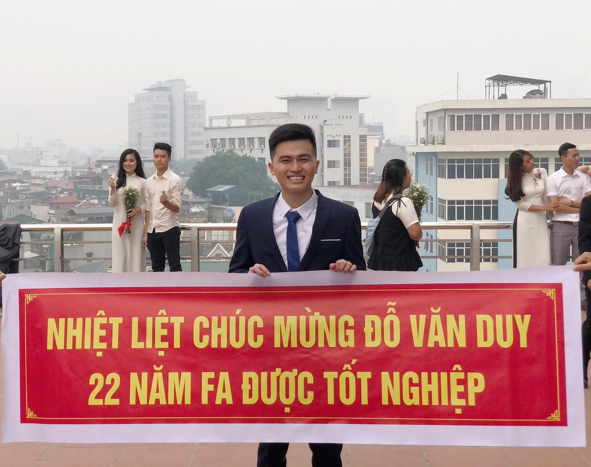 Góc tốt nghiệp: Nam sinh được bạn bè in băng rôn 'bóc phốt' F.A ròng rã suốt 22 năm Ảnh 1