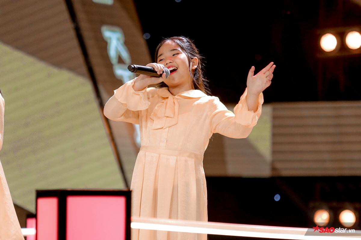 'Ba bông lúa nhỏ' Thanh Ngọc - Phương Vy - Hà Trang vừa hát vừa múa nhạc dân ca 'oanh tạc' vòng Đối đầu Ảnh 2