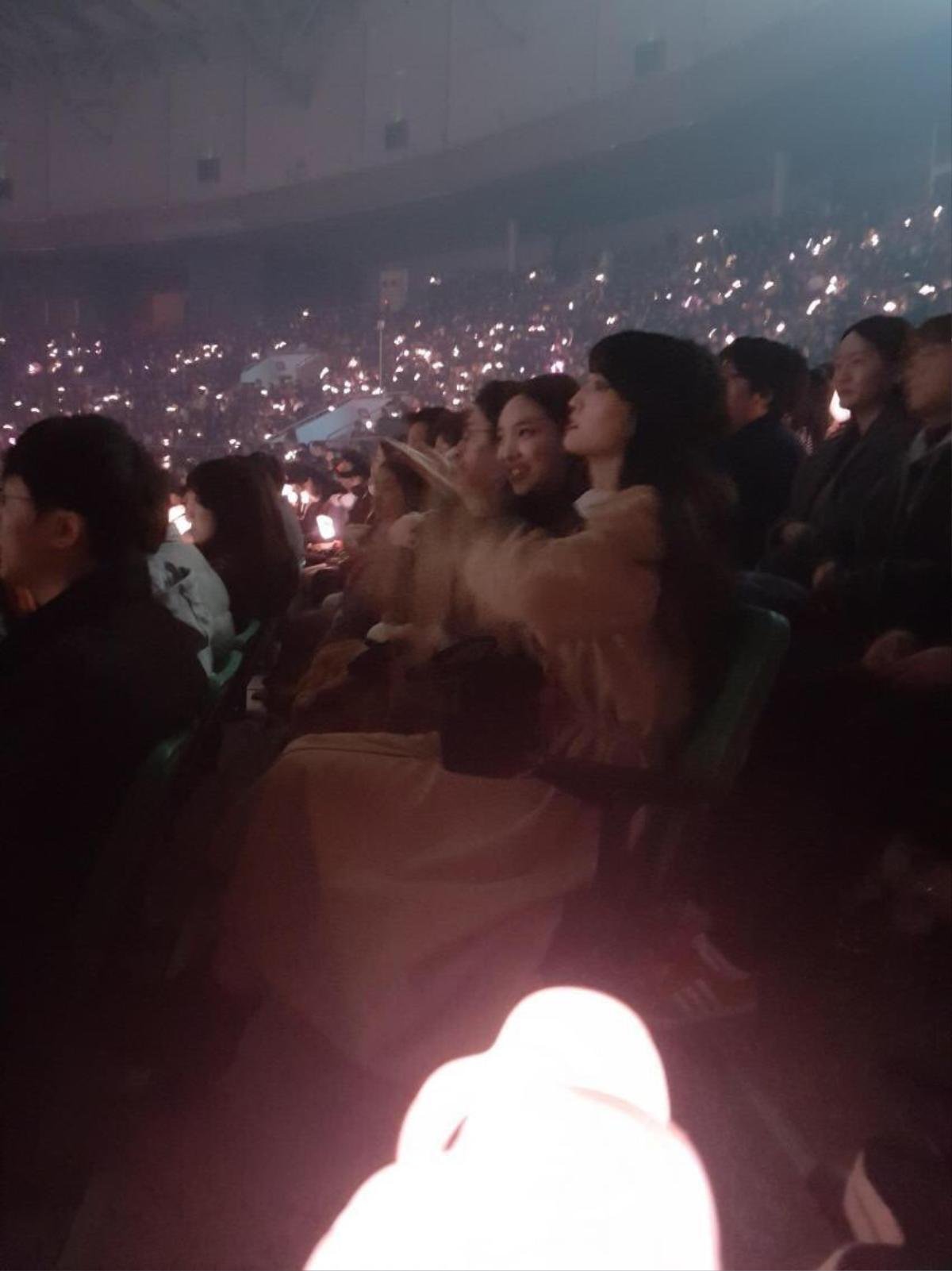 Fandom cứ khẩu chiến nhau đi, TWICE đã âm thầm đến ủng hộ concert BlackPink đây này! Ảnh 1