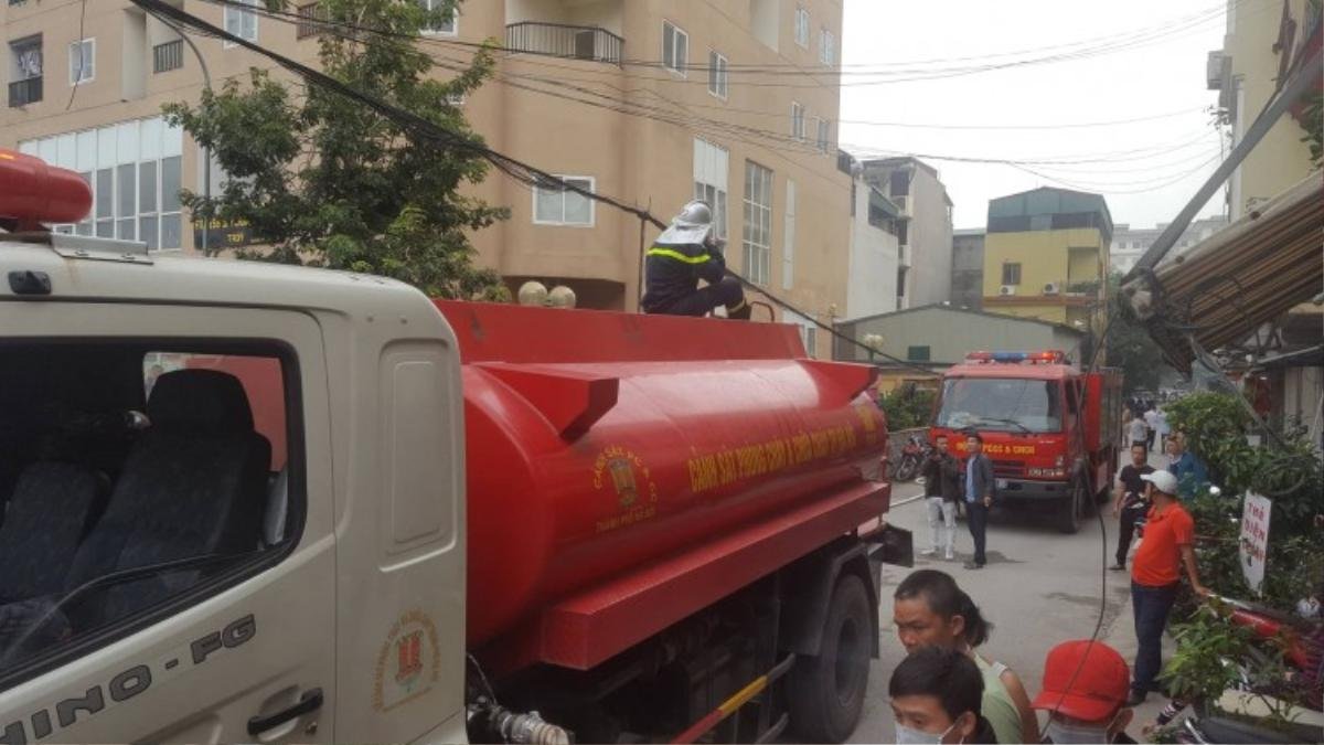 Vụ cháy lớn ở khu nhà kho gần bến xe Nước Ngầm: Người dân đau đớn bất lực nhìn lửa thiêu rụi nhiều tài sản Ảnh 7