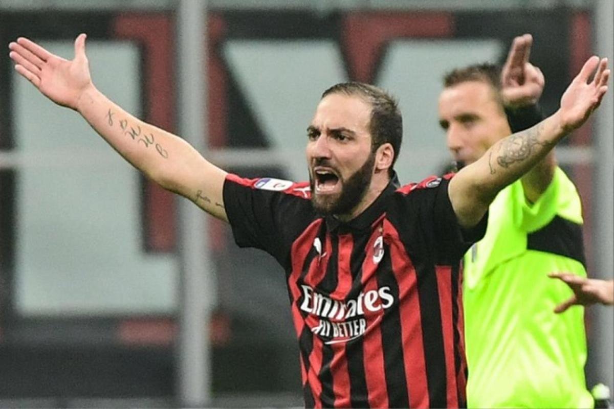 Tội đồ Higuain làm nền cho Ronaldo, AC Milan 'sấp mặt' trước Juventus Ảnh 2