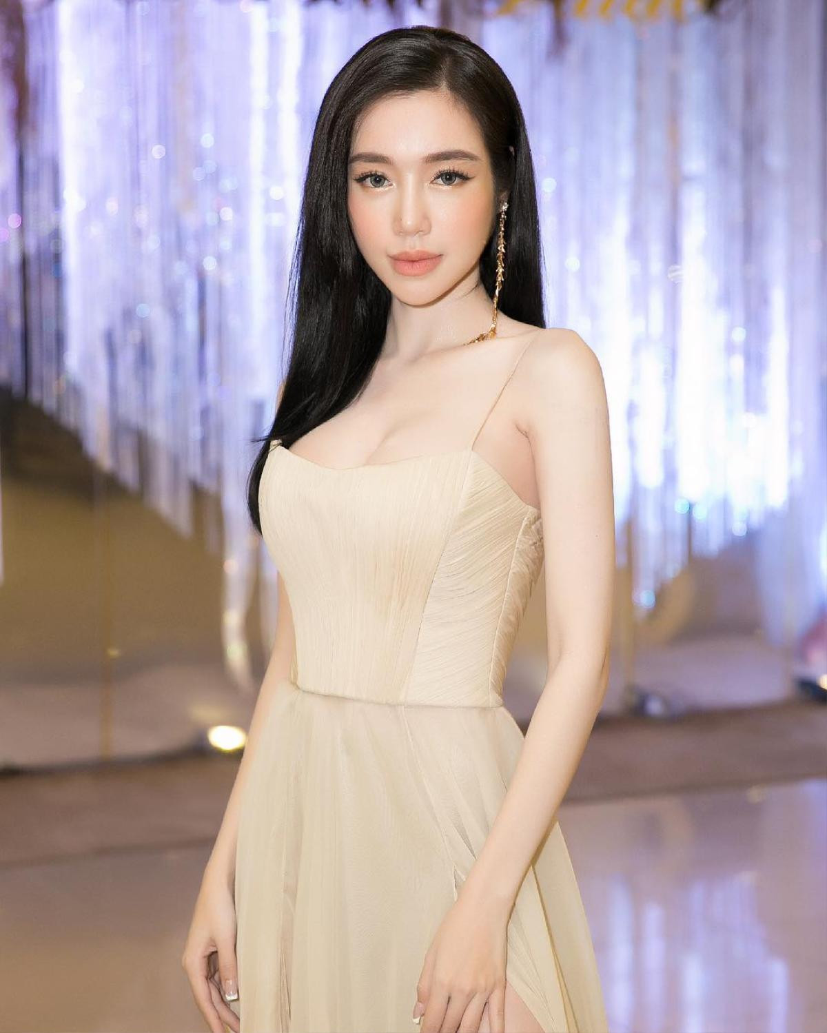 Cùng 1 tông son, Hương Giang hóa tiểu thư ngọt ngào, Miss Earth Phương Khánh nóng bỏng mê đắm Ảnh 3