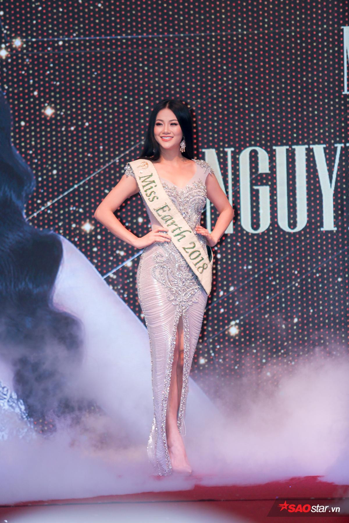 Miss Earth Phương Khánh tỏa sáng rực rỡ giữa dàn chân dài siêu mẫu Ảnh 4