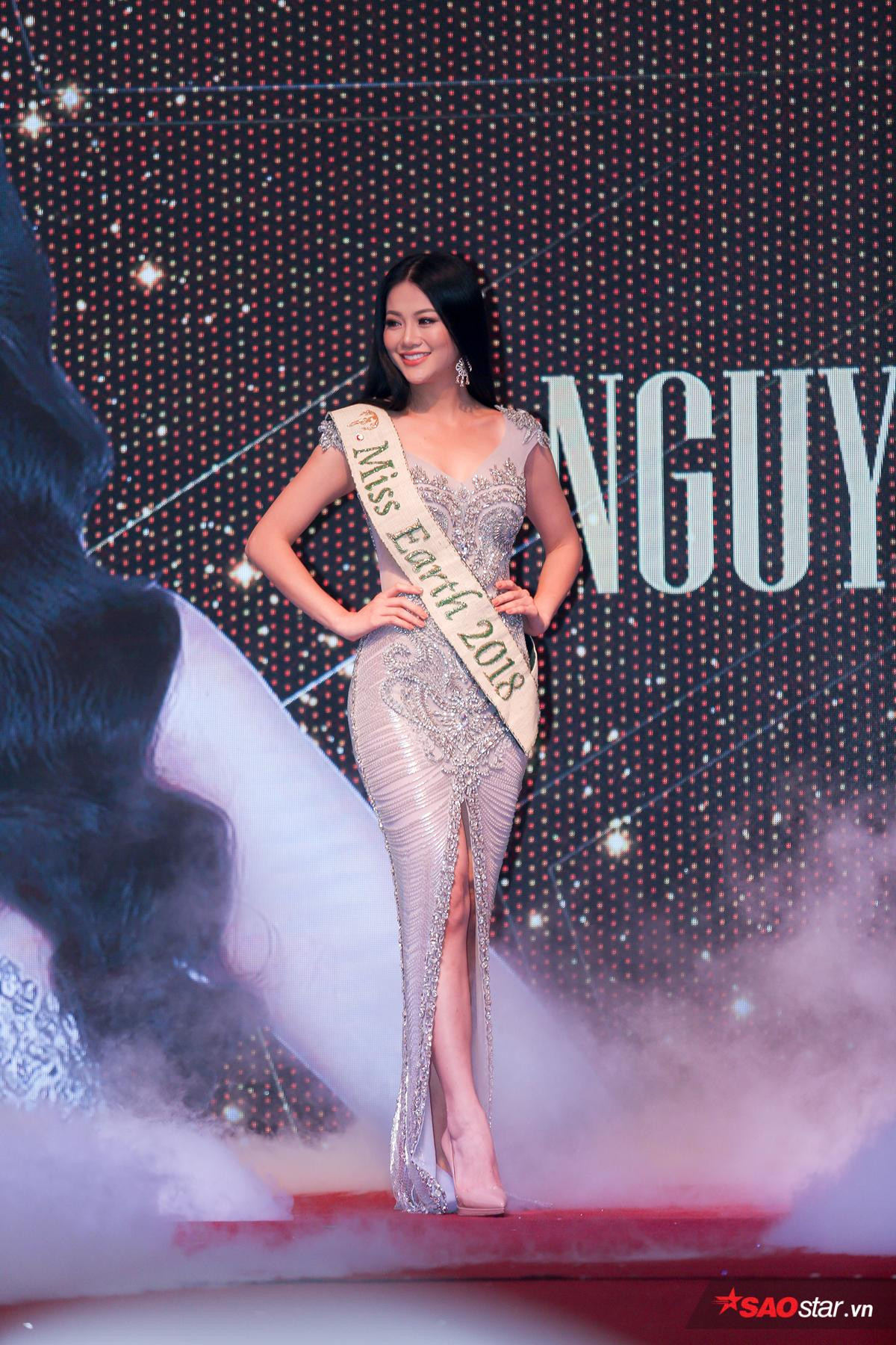 Miss Earth Phương Khánh tỏa sáng rực rỡ giữa dàn chân dài siêu mẫu Ảnh 3