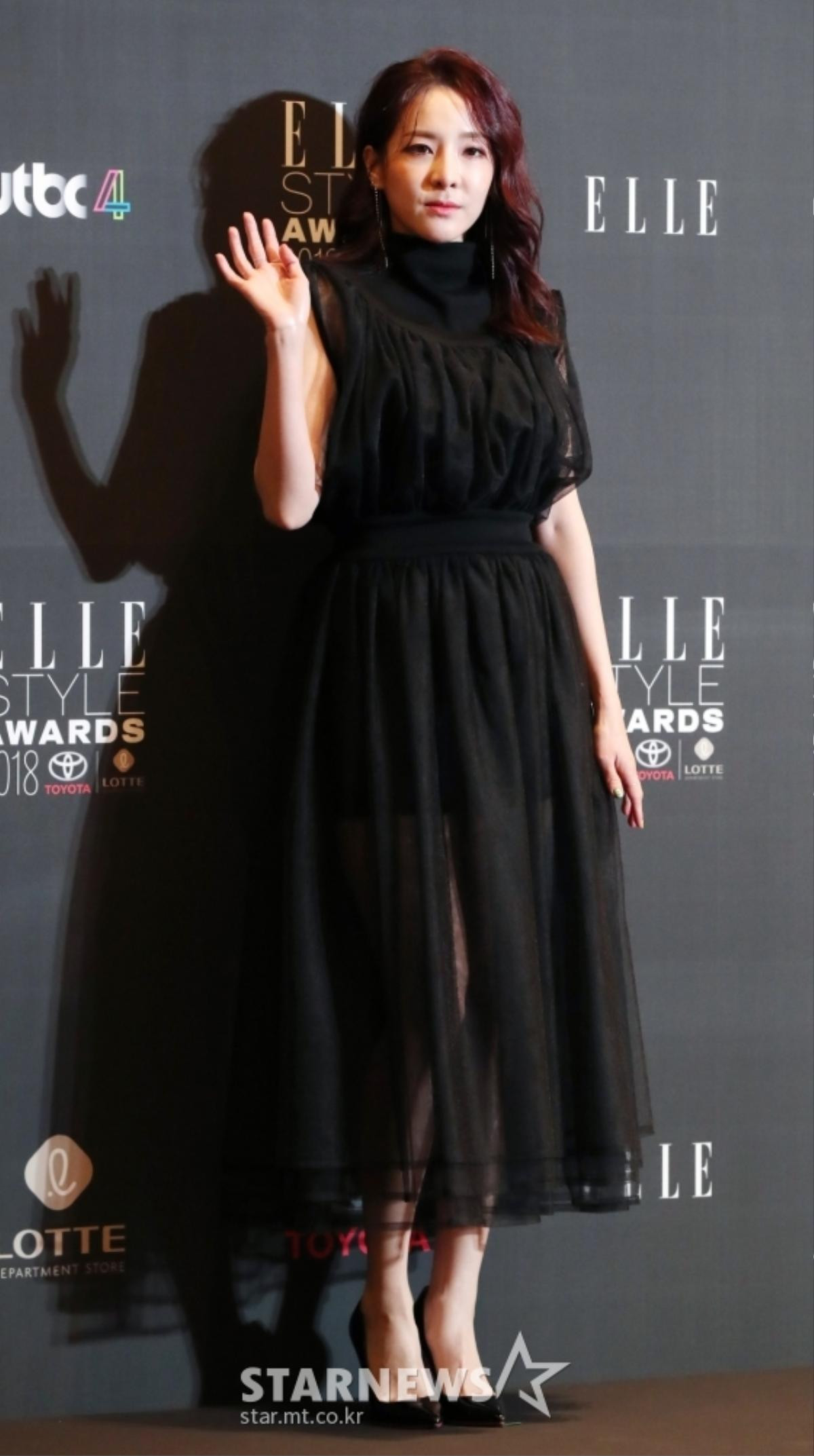 Thảm đỏ 'Elle Styles Awards 2018': Son Ye Jin khoe vai trần, Jang Do Yeon chiếm 'spotlight' vì tạo dáng siêu bựa Ảnh 25