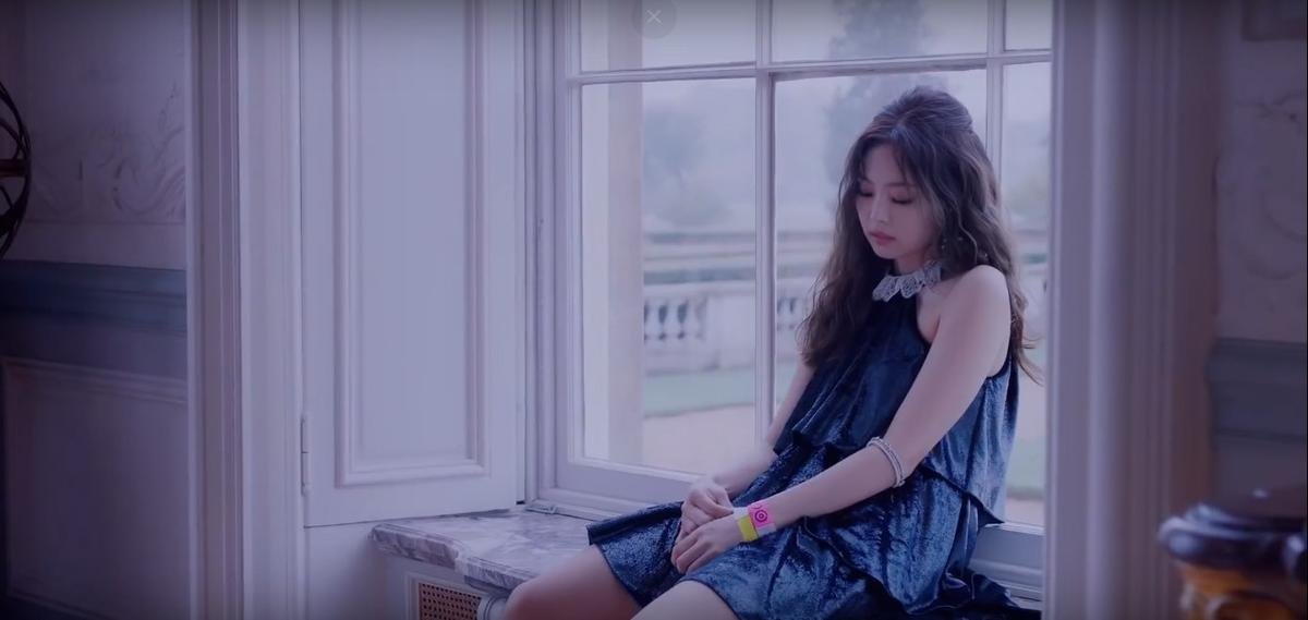 Đã mắt khi bóc giá đồ hiệu trong MV SOLO của Jennie (Black Pink) Ảnh 1