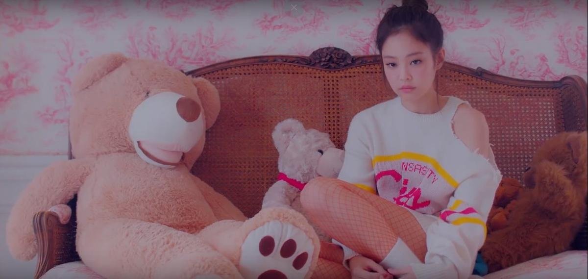 Đã mắt khi bóc giá đồ hiệu trong MV SOLO của Jennie (Black Pink) Ảnh 14