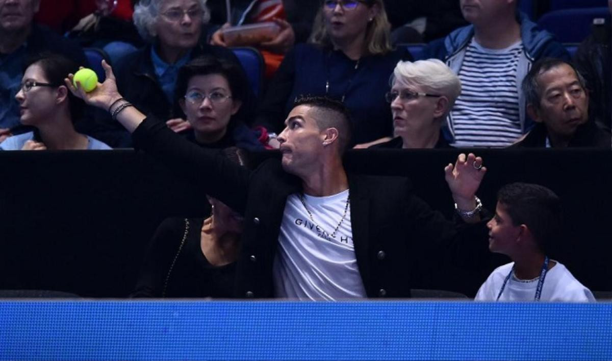 Ronaldo trổ tài bắt bóng tennis khiến bạn gái 'dính đòn' oan Ảnh 2