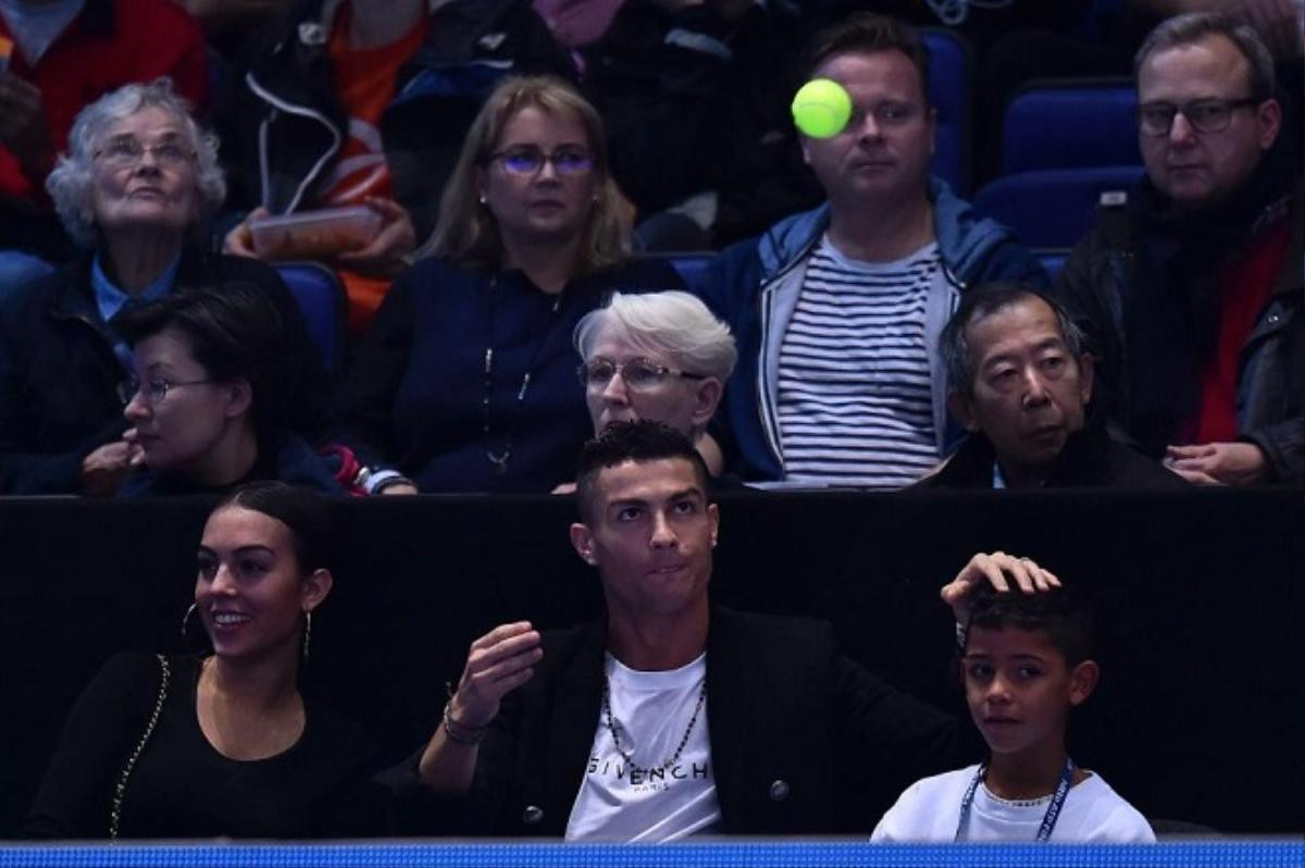 Ronaldo trổ tài bắt bóng tennis khiến bạn gái 'dính đòn' oan Ảnh 1