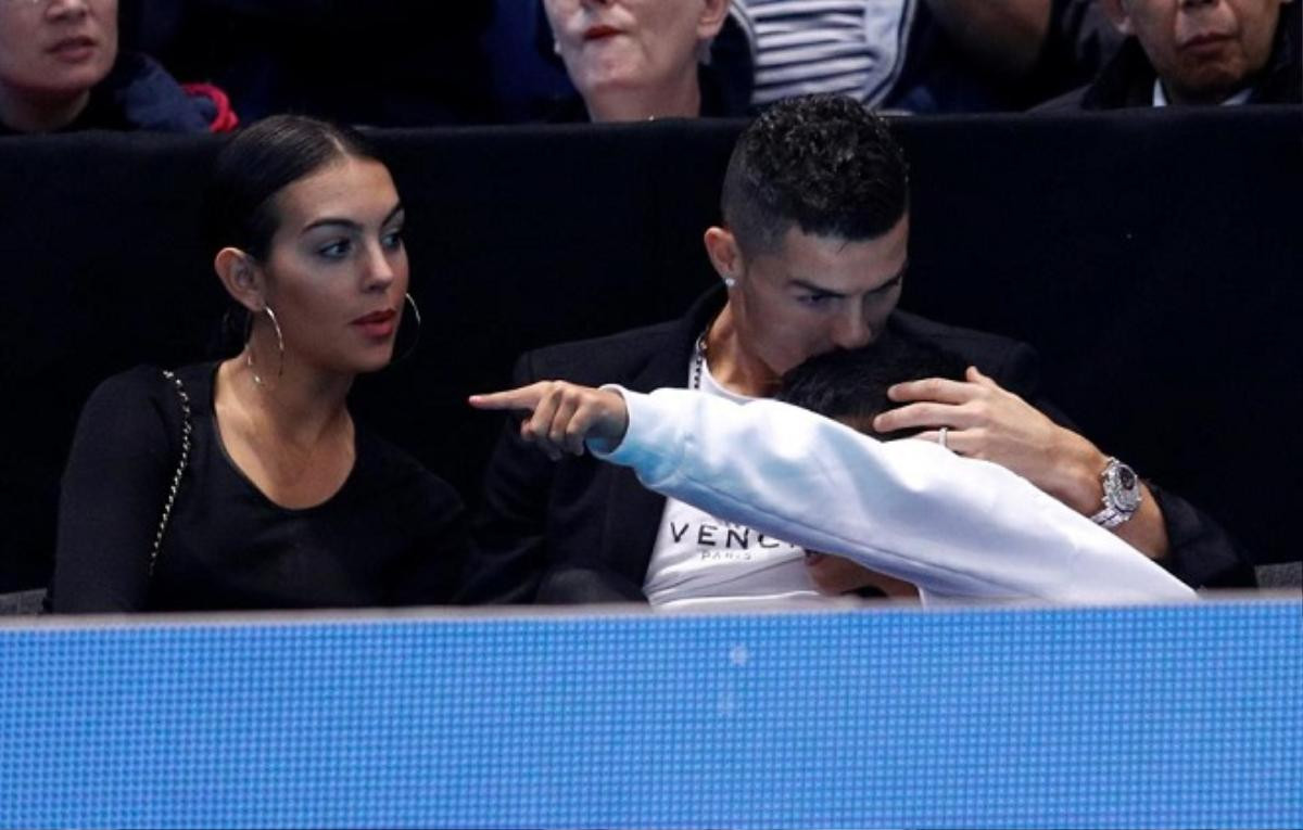 Ronaldo trổ tài bắt bóng tennis khiến bạn gái 'dính đòn' oan Ảnh 3