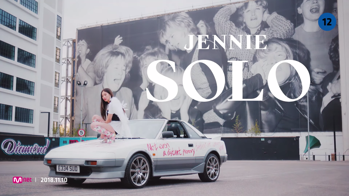 Ngoài núi đồ hiệu đắt tiền, YG còn đầu tư hẳn xế cổ cho Jennie trong MV 'Solo' đánh lẻ đầu tiên Ảnh 1