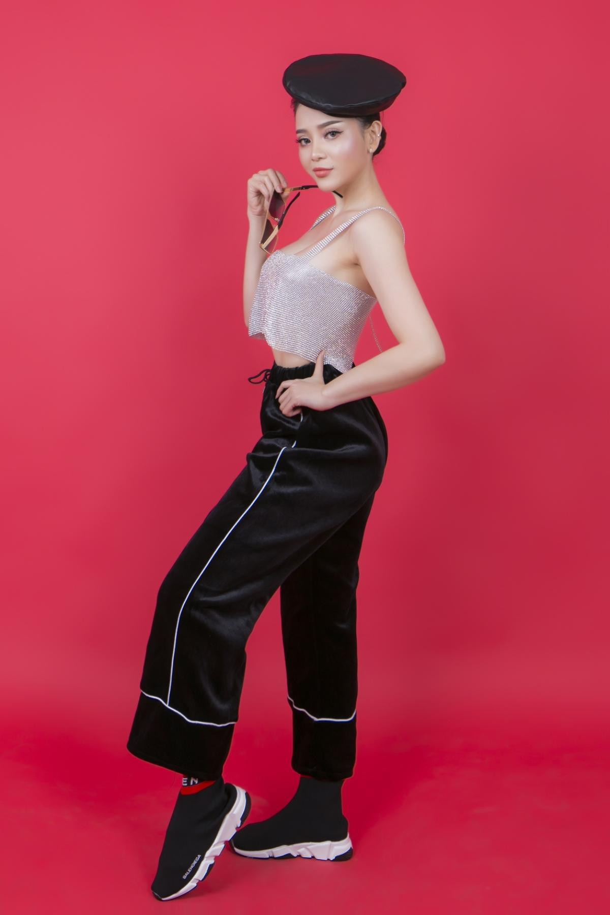 Diện crop-top rẻ bèo, Ngọc Ny The Voice khoe triệt để vòng eo con kiến 55 cm Ảnh 2