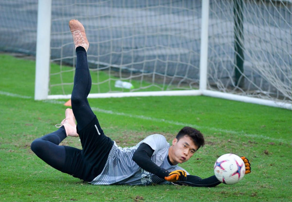 Chưa được ra sân tại AFF Cup 2018, vì sao thủ môn Bùi Tiến Dũng vẫn là cái tên 'đắt show' quảng cáo nhất ĐTVN? Ảnh 1