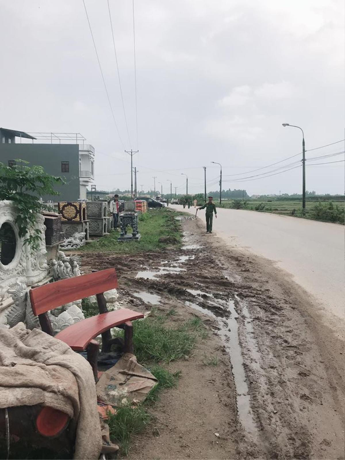 Nghi phạm bịt mặt chém nát chân nam thanh niên ở Phú Thọ khai mâu thuẫn khi bị giành 2 nhân viên hát karaoke Ảnh 3