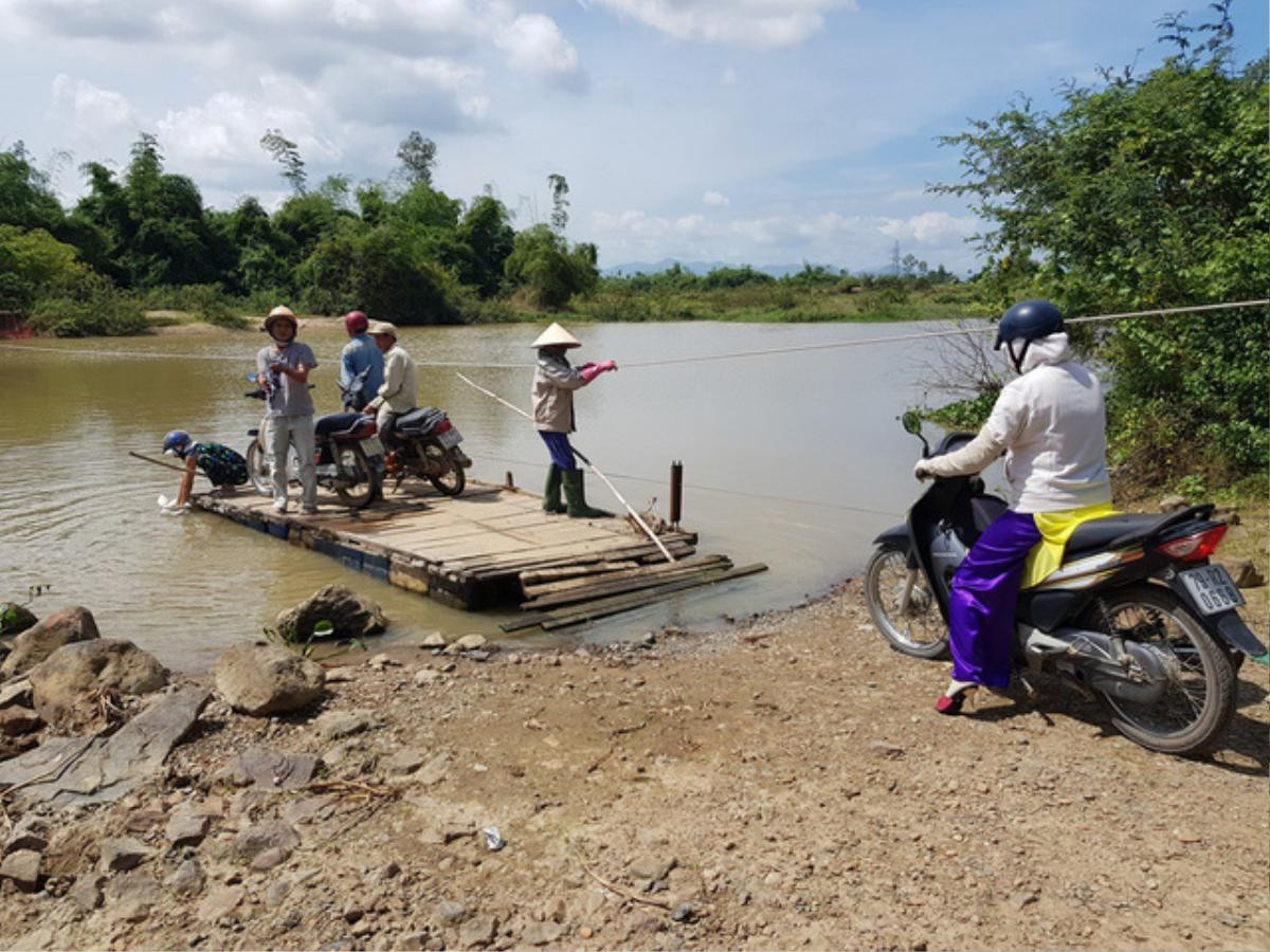 Xót xa cảnh học sinh, giáo viên đứng bè đu dây thừng qua sông đầy nguy hiểm rình rập để tìm đến con chữ Ảnh 1