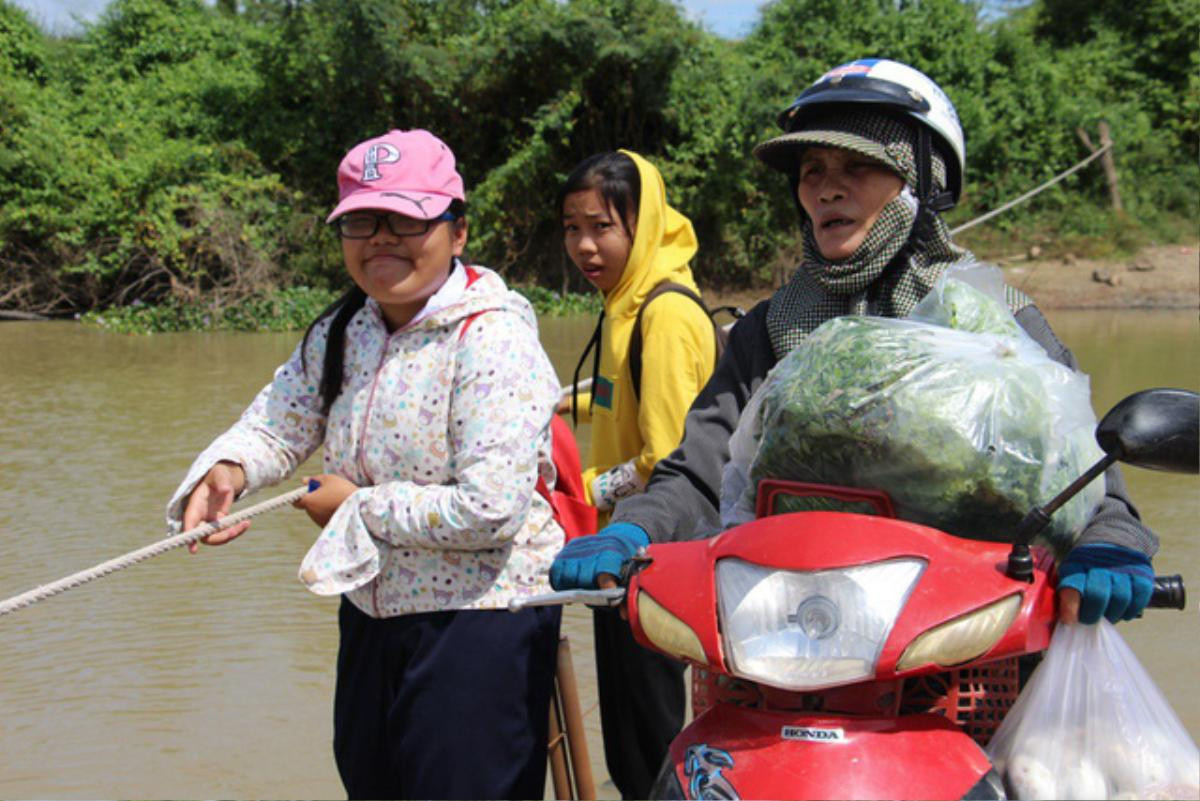 Xót xa cảnh học sinh, giáo viên đứng bè đu dây thừng qua sông đầy nguy hiểm rình rập để tìm đến con chữ Ảnh 2