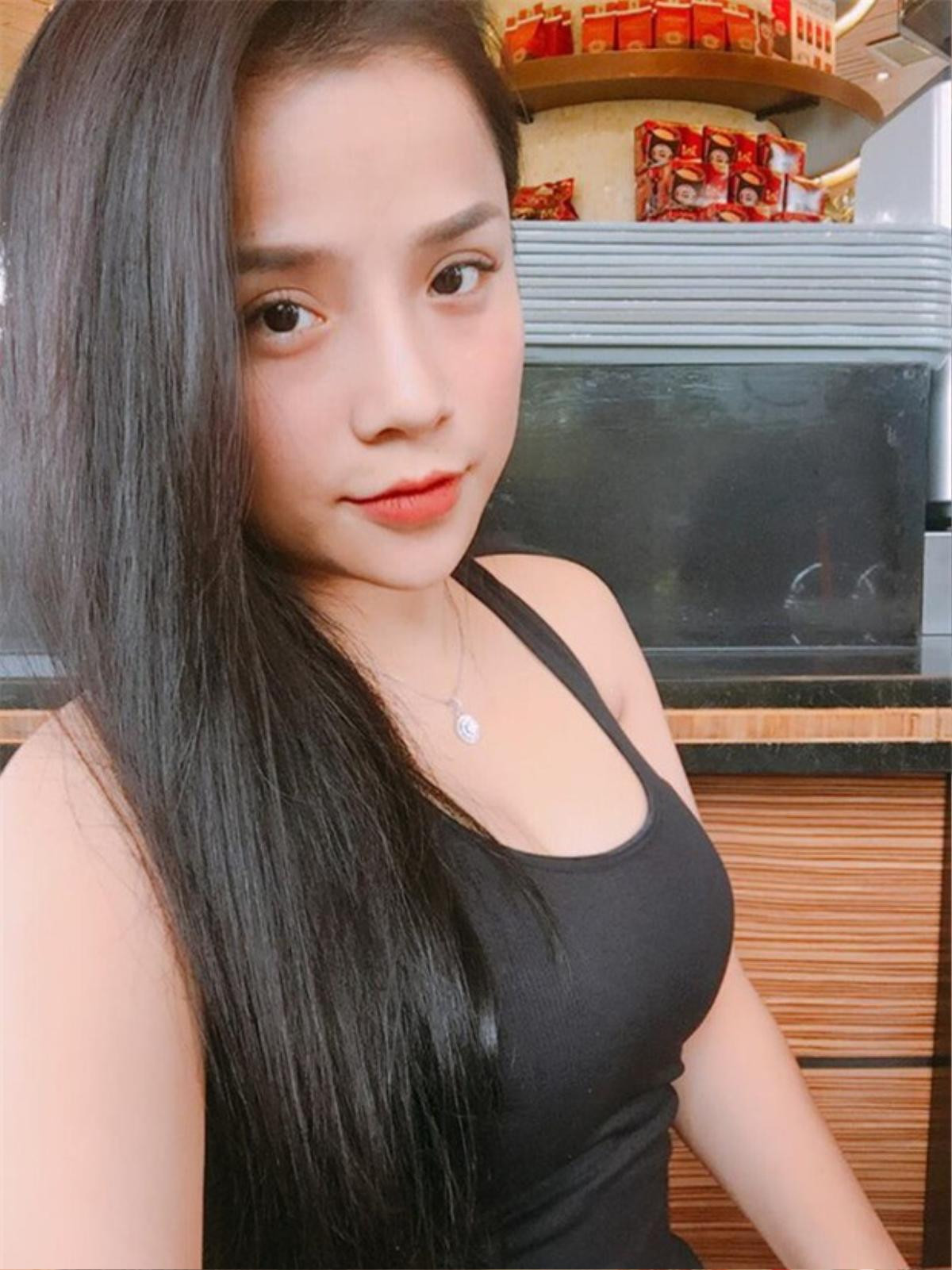 Hot girl ngủ gật, bạn gái Lâm 'tây' và những CĐV gây sốt Ảnh 16