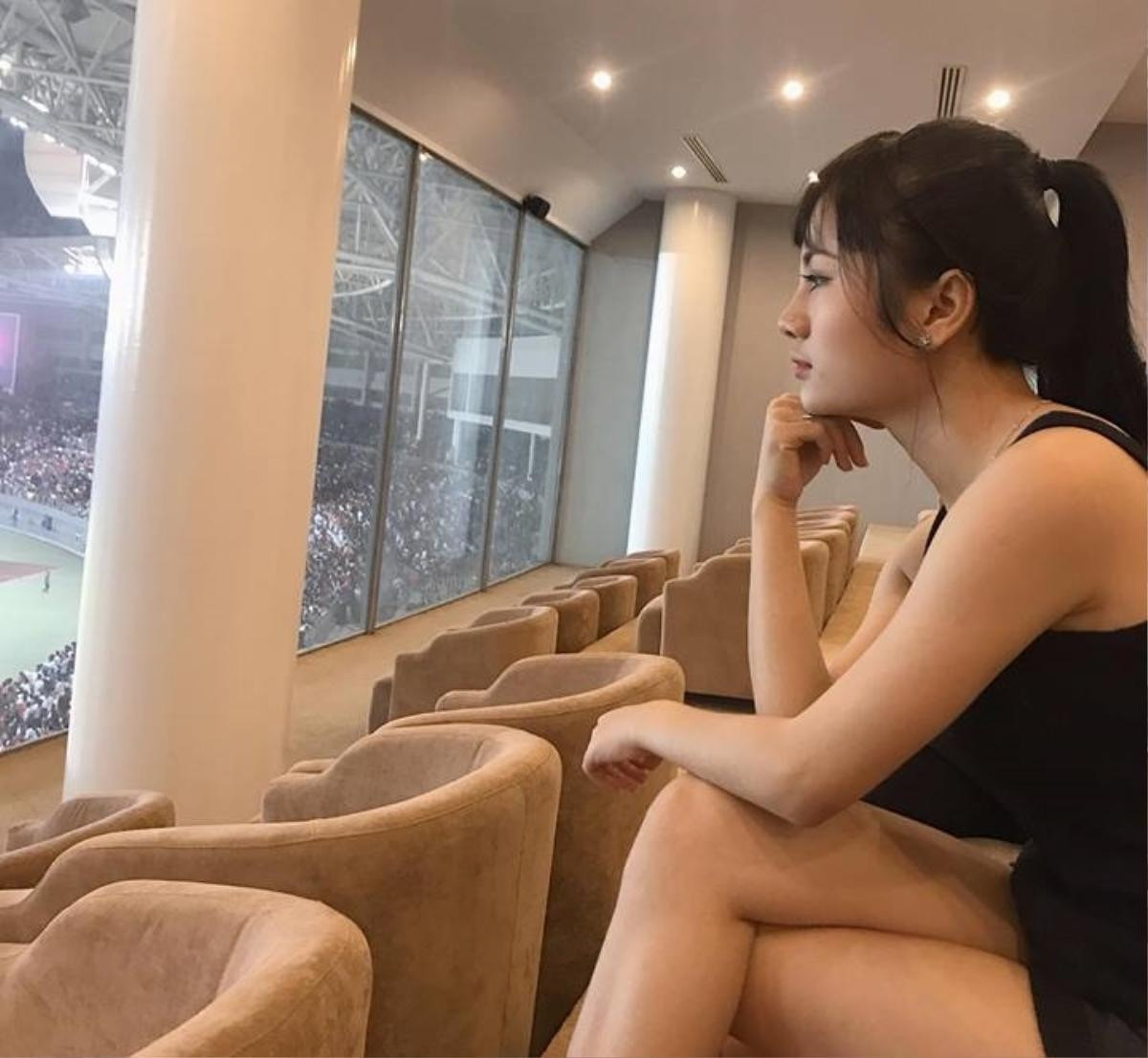 Hot girl ngủ gật, bạn gái Lâm 'tây' và những CĐV gây sốt Ảnh 6