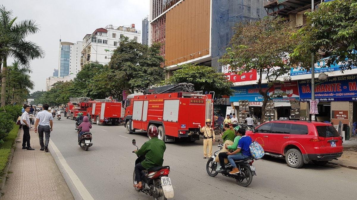 Cháy lớn tại tòa nhà đang xây dựng trên đường Hoàng Quốc Việt, hàng chục công nhân tháo chạy xuống đường Ảnh 4