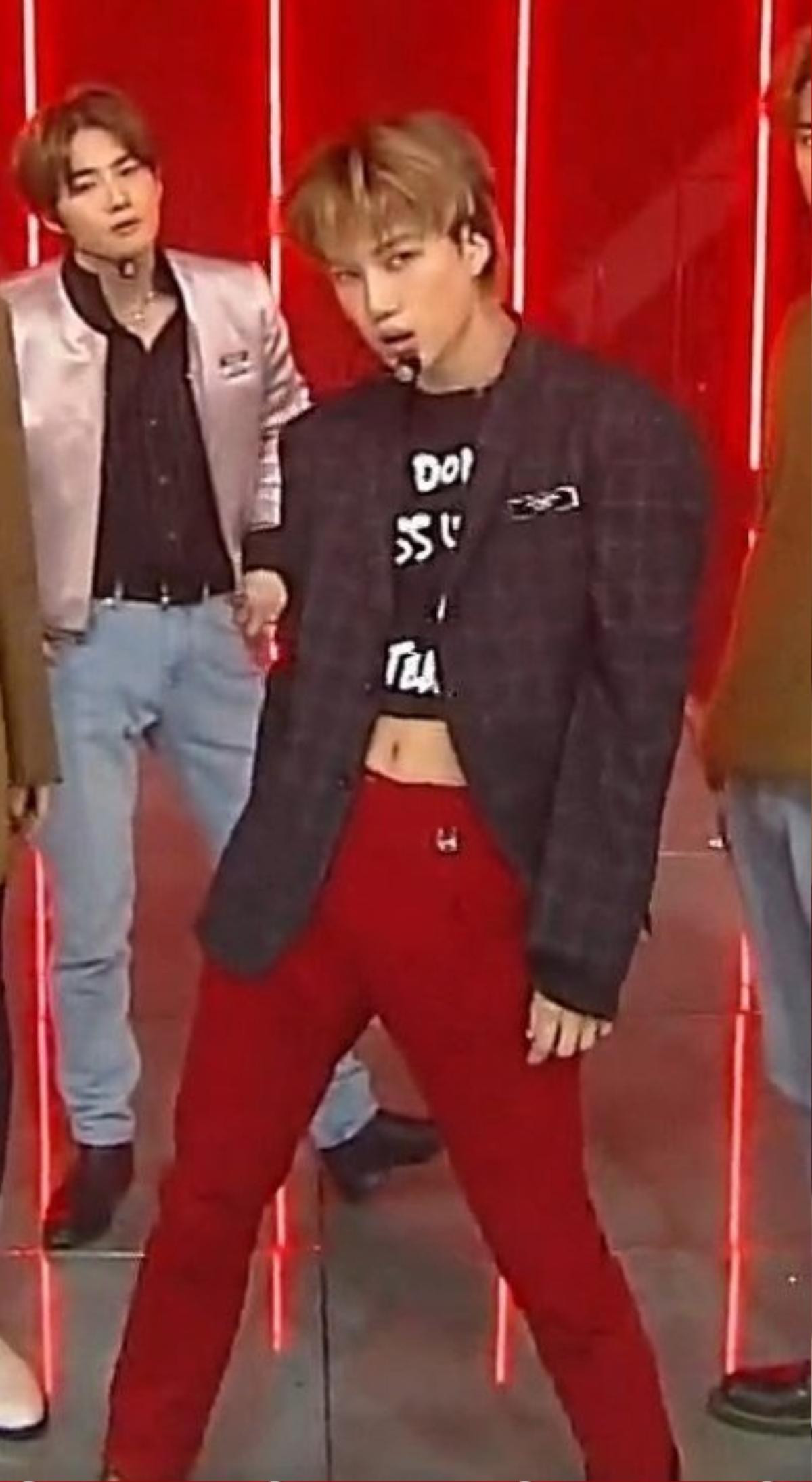 Cơ bụng săn chắc của Kai (EXO) lấp ló dưới áo crop top làm fan 'chảy máu mũi' Ảnh 9