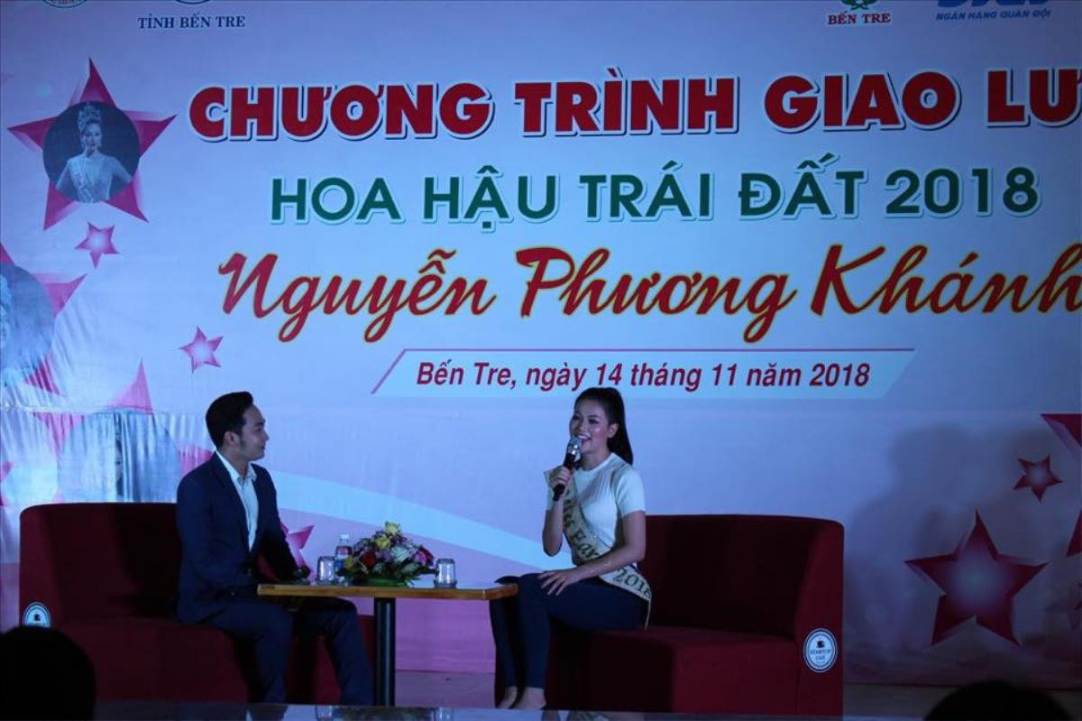 CLIP: Hoa hậu Phương Khánh tất bật dự 'event quê nhà', ký tặng mỏi tay như ra album ca nhạc Ảnh 5