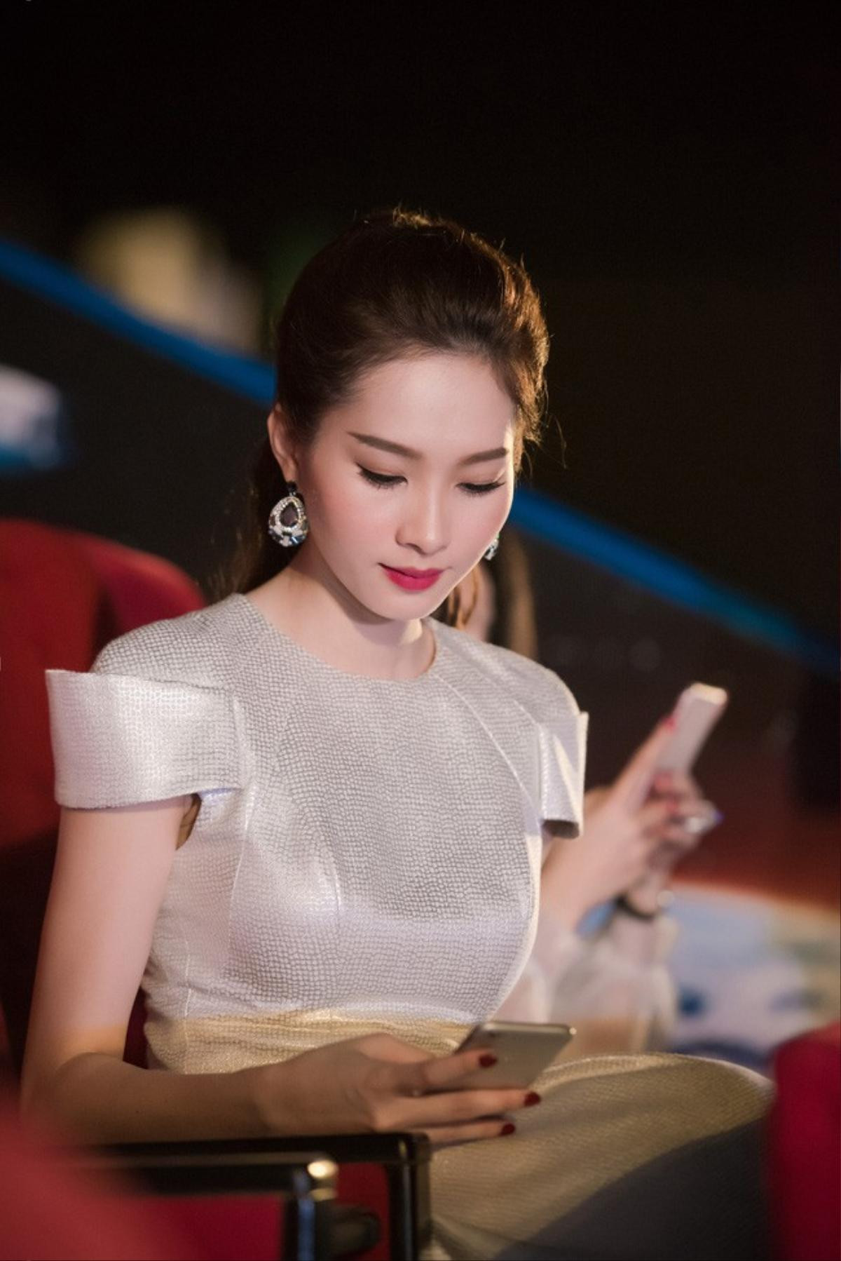 Bị chụp lén, nhìn Angela Phương Trinh, Hari Won chỉ muốn cười bò quay sang Ngọc Trinh thì cạn lời Ảnh 10