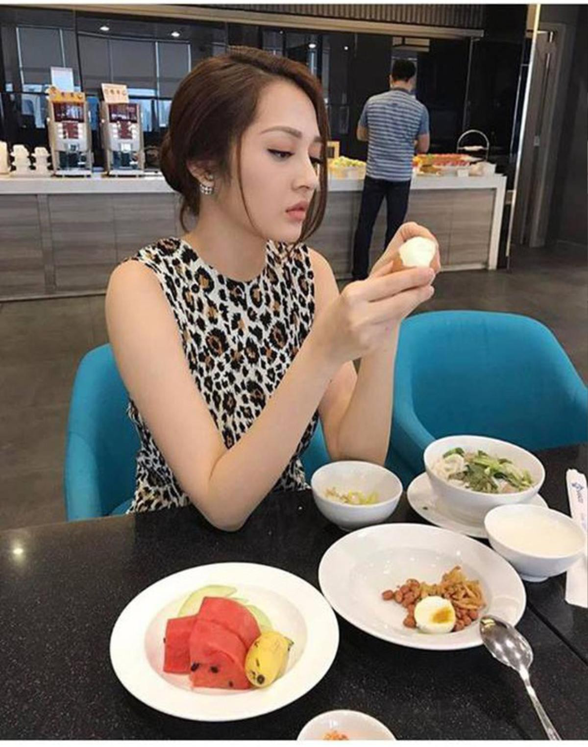 Bị chụp lén, nhìn Angela Phương Trinh, Hari Won chỉ muốn cười bò quay sang Ngọc Trinh thì cạn lời Ảnh 2