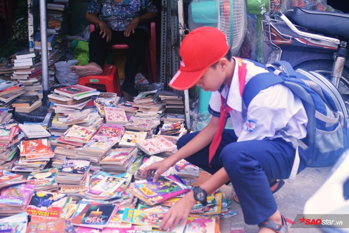 Bà giáo gần 20 năm 'bán ký ức tuổi thơ' giữa lòng Sài Gòn: 'Mệt bà cũng bán để còn có chỗ tìm vui cho mấy sắp nhỏ nhà nghèo' Ảnh 7