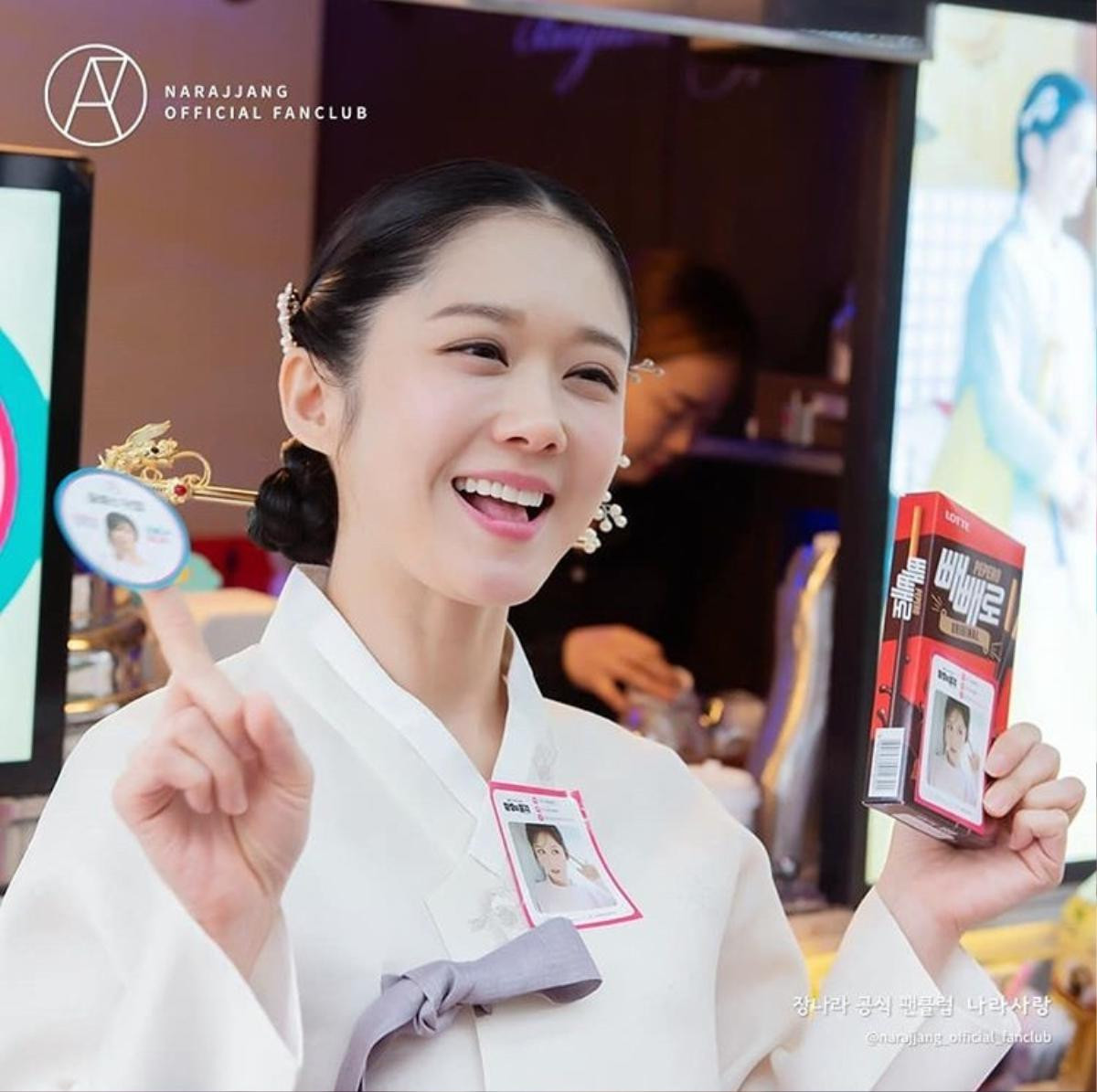 Hoàng hậu Jang Nara 'rắc thính' với loạt ảnh trẻ đẹp tựa gái 20 ở phim trường 'The Last Empress' Ảnh 5